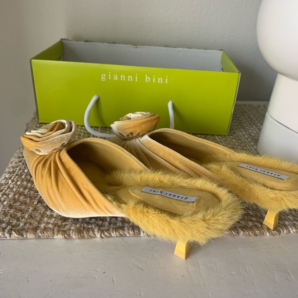 Gold Slip ons shoes 8 - Picture 4 of 13